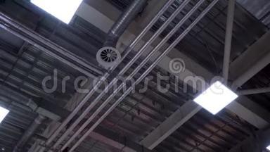 大型购物中心天花板上的工业暖通<strong>空调</strong>系统管道和灯具